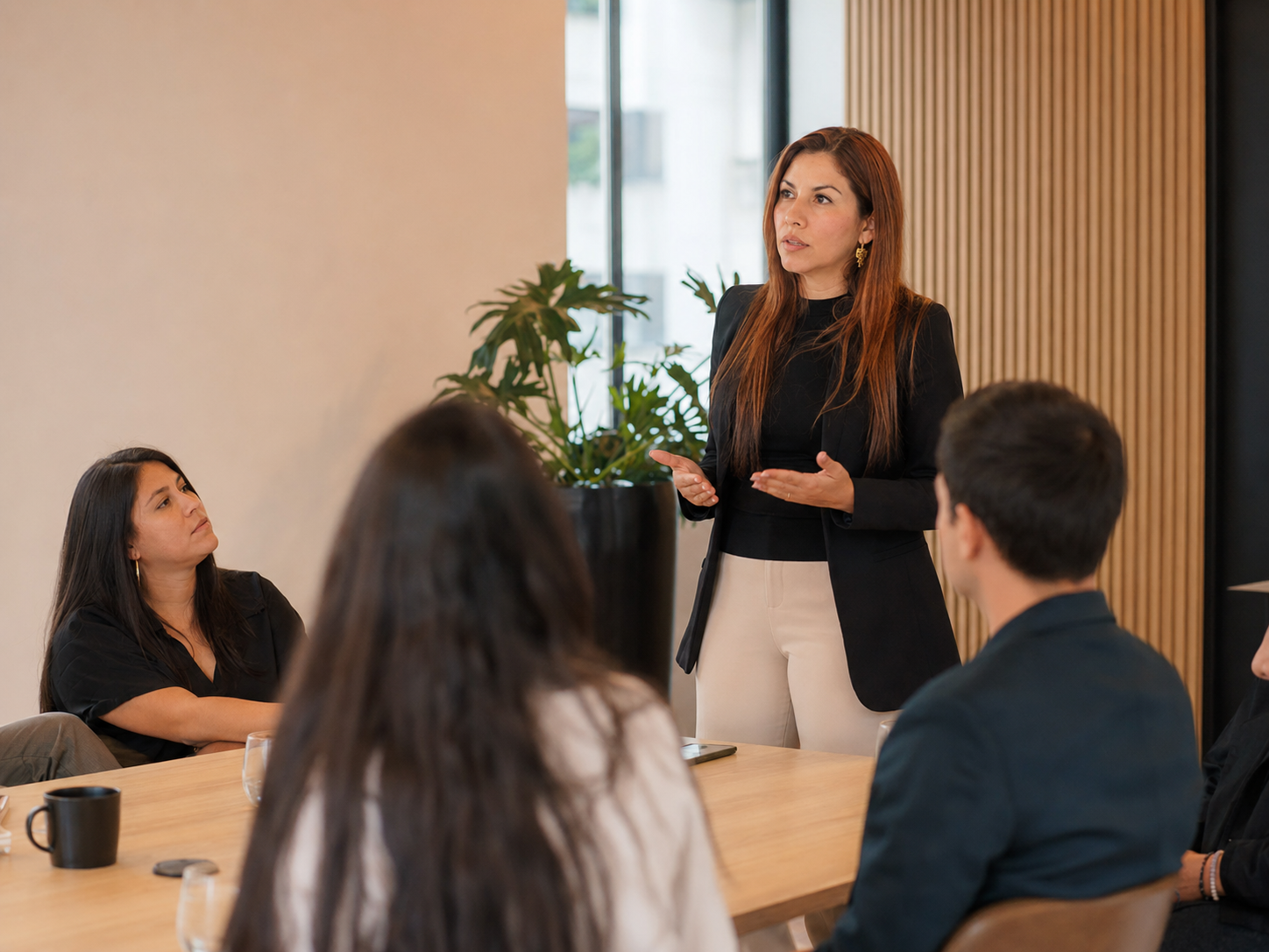Sol Nagles facilitando una sesión de trabajo con un equipo